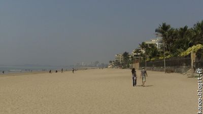 la plage � c�t� de l'h�tel