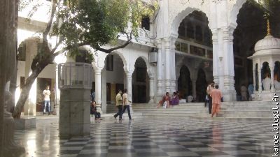 et le patio de l'h�tel/temple